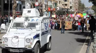 Kadın Yürüyüşüne 'PKK Bayrağı' Müdahalesi!