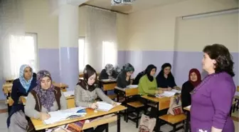 Şahinbey'in Kurslarında 2 Bin 700 Kişi Okuma-yazma Öğrendi