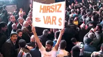 'Hırsız Var' Pankartı Açan Şahıs, 'Polis İşkencesini' AYM'ye Götürüyor