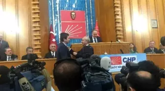Kılıçdaroğlu, Yenidünya'ya Parti Rozeti Taktı