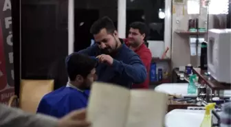 Berber Dükkanını Mini Kütüphaneye Dönüştürdü