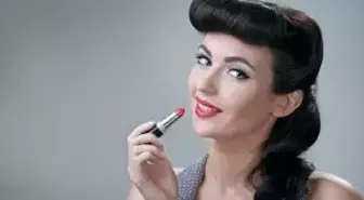 Estetik Bir Gülüş İçin Diş Eti Rengine Göre Ruj Seçilmeli