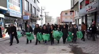 İşçiler Greve, Başkan da Çöp Toplamaya Gitti