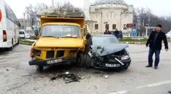 Kırmızı Işık İhlali Kazayı da Beraberinde Getirdi: 3 Yaralı