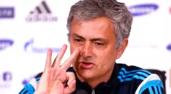 Mourinho, Carragher ve Souness'ı Topa Tuttu