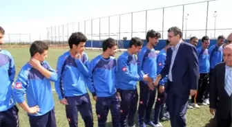 Güvenç, Şampiyon Takımlara Kupa ve Madalyalarını Verdi