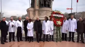 Hekimler Taksim'de Çelenk Koydu, Sorunlarını Anlattı