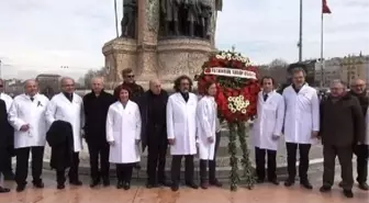 Hekimler Taksim'de Çelenk Koydu, Sorunlarını Anlattı