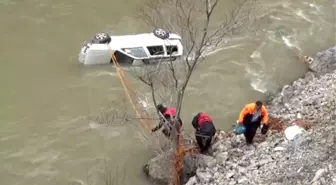 Otomobilin Pülümür Çayı'na Düşmesi