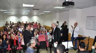 Tıp Bayramında Meslektaşlarına Türkü Söyledi