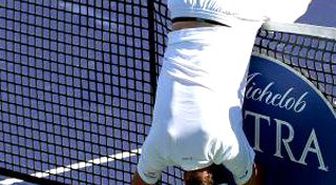 Ünlü Tenisçi Mardy Fish, Topu Çıkarmaya Çalışırken Filede Asılı Kaldı