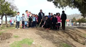 Sivrihisar'da Öğrencilerin Minik Elleri Çam Fidanlarına Uzandı