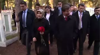 Davutoğlu, Üzerinde 'Davutoğlu Ahmet, Er. Konya-Bozkır' Yazan Şehit Kabrini Ziyaret Etti