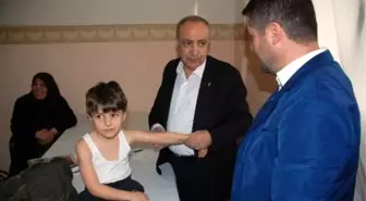 Dr. Nihat Özkan, Seçim Çalışmalarında Hasta Muayenesi Yapıyor