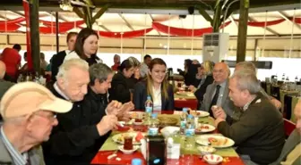 Konyaaltı'nda Yaşlılar Kahvaltıda Buluştu