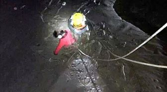 Genç Kızlar Nehre Atlayıp 'Kimi Seviyorsan Onu Kurtar' Dedi