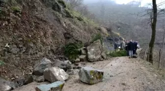 Yamaçtan Kopan Kaya Parçaları Yolu Kapattı