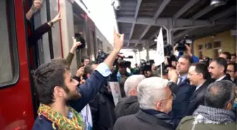 Barış Treni Diyarbakır'da Halaylarla Karşılandı