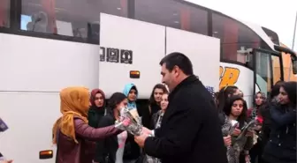 Çanakkale Gezisinden Dönen Öğrenciler Karanfillerle Karşılandı