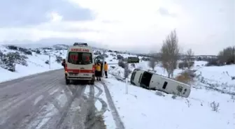 Öğrencileri Yüzme Şampiyonasına Taşıyan Minibüs Kaza Yaptı