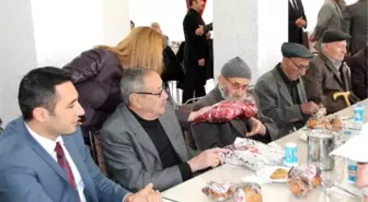 Elazığ'da Halk Sağlığı Çalışanları Yaşlıları Ziyaret Edip, Hediye Verdi