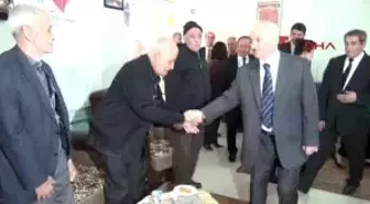 Sivas Valisi Barut Yaşlılara Türkü Söyledi