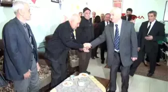 Sivas Valisi Barut Yaşlılara Türkü Söyledi