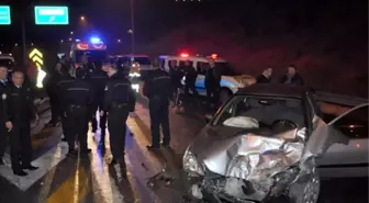 İzmir'de Alkollü Sürücü Polis Aracına Çarptı: 3 Yaralı