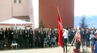 Bayrak Geçişinde Ayağa Kalkmayan Milli Eğitim Müdürünün 'Başı Dönmüş'