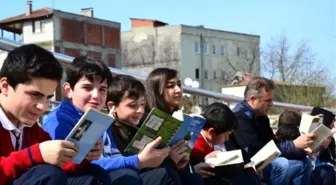 Öğrenciler Sapanca Meydanında Kitap Okudu