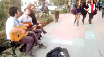 Okul Masraflarını Gitar Çalarak Karşılıyorlar