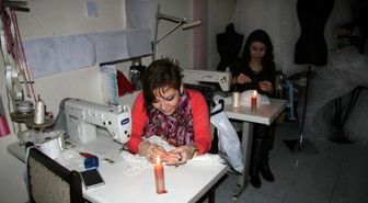 Mum Işığında Gelinlik Hazırladı