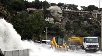 Santral Kapağı Açılınca Yolları Su Bastı