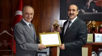 Tenis İl Temsilcisi Gür'e Teşekkür Plaketi