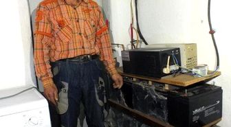 Güneş Paneli ve Rüzgar Gülü ile Kendi Elektriğini Üretiyor