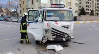 Yolcu Minibüsü Ambulansa Çarptı: 3 Yaralı