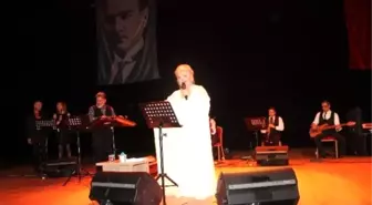 Beylikdüzü'nde Neşe Karaböcek'le Noslaji Rüzgarı