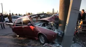 Otomobil Aydınlatma Direğine Çarptı: 4 Yaralı