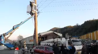 Otomobil Elektrik Direğine Çarptı: 4 Yaralı