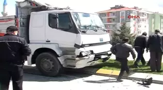 Isparta Kamyonla Otomobil Çarpıştı; 4 Yaralı