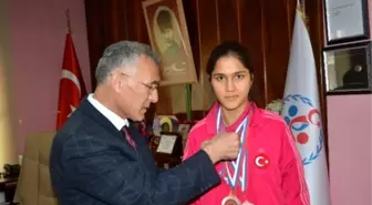 Avrupa'da 4 Madalya Kazanan Özel Sporcuya Çeyrek Altın