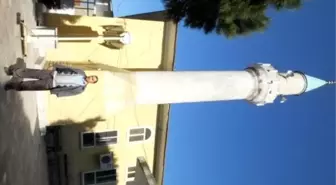 Tarihi Caminin Minaresi Tehlike Saçıyor