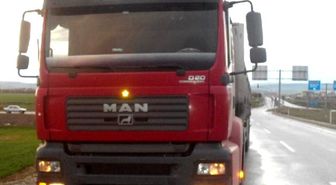 Çorum'da Otomobil Tır'a Çarptı : 3 Yaralı