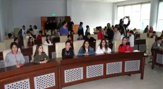 Öğrenciler Yerel Yönetimler Dersini Belediye'de İşledi