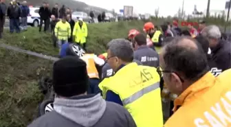 Sakarya - Tem'de Takla Atan Otomobilde Baba Oğul Öldü, 3 Kişi Yaralandı