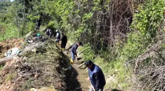 Erdemli Belediyesi Sulama Kanallarını Temizliyor