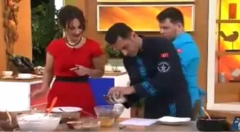 Aşçı, Canlı Yayında Kurabiyeyi Çıkaramayınca Rezil Oldu