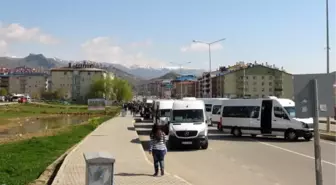 Tunceli'de Minibüsçüler Cezaları Protesto İçin Yol Kapattı