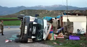 Mevsimlik İşçileri Taşıyan Minibüs Devrildi: 22 Yaralı