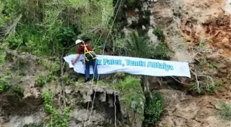 Gençler ve Gönüllü İtfaiyecilerden Falez Temizliği